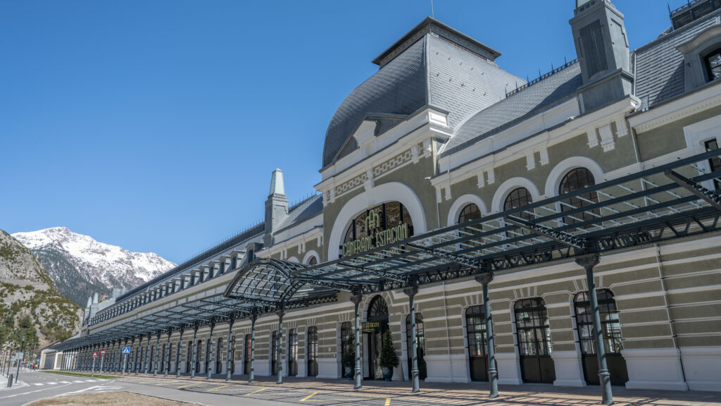 Hundertjähriger Jugendstil-Bahnhof in den Pyrenäen
