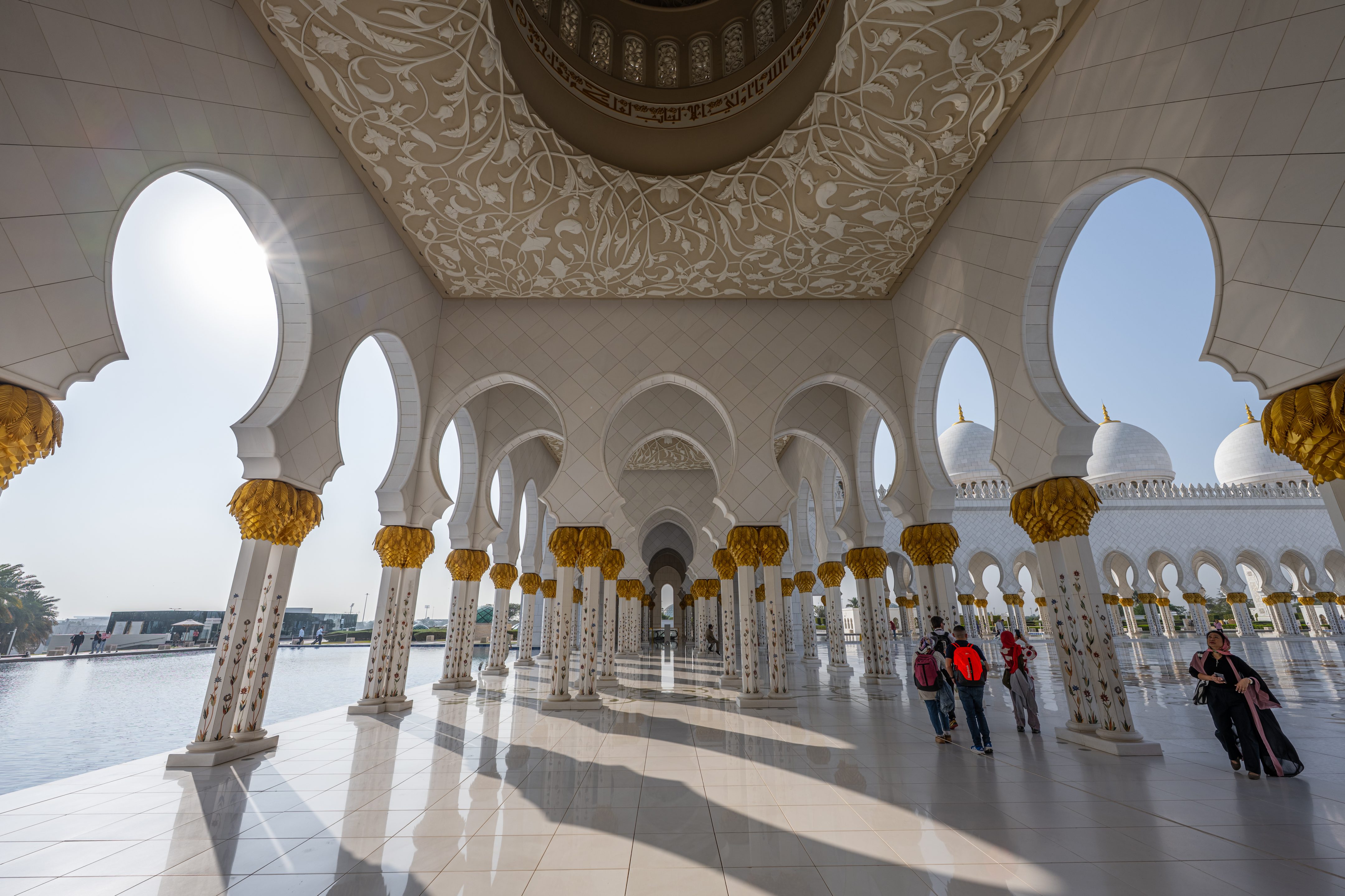 Die über 1000 Säulen bestechen durch wunderschöne, farbige Stein-Mosaike aus Lapislazuli sowie anderen Steinarten